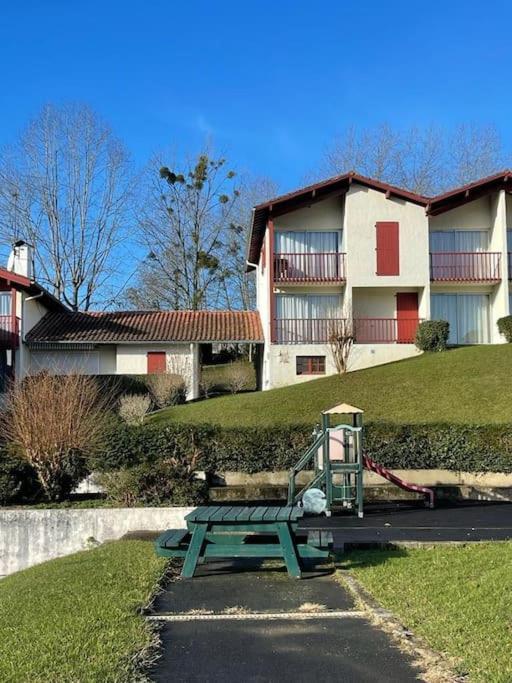 Adour Piscine Vue Montagnes Apartment *